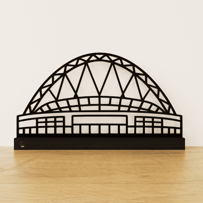 Minimalistisch Wembley Stadium silhouet van zwart staal op een matzwart eikenhouten voetstuk.